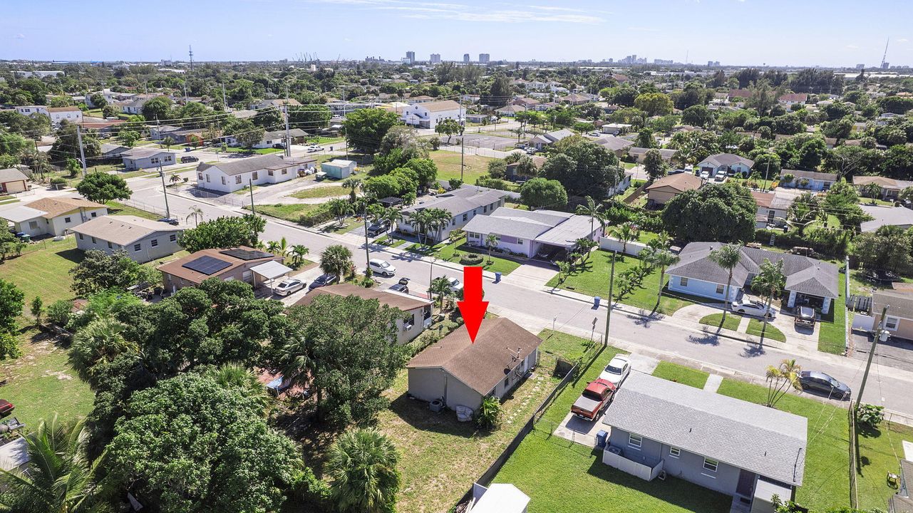 For Rent: $2,300 (3 beds, 1 baths, 864 Square Feet)