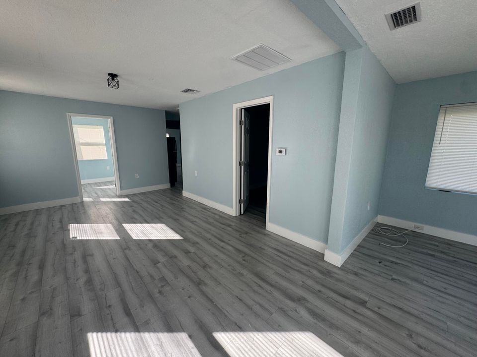 Под контрактом: $2,500 (3 спален, 2 ванн, 2290 Квадратных фут)