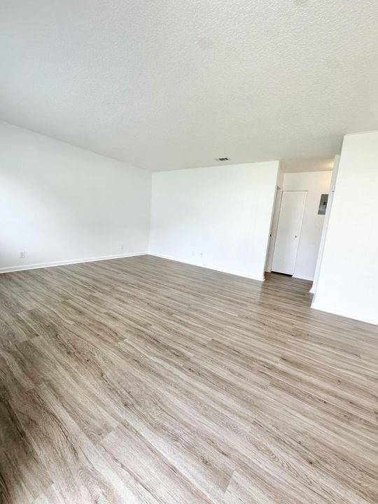 For Rent: $1,850 (2 beds, 0 baths, 800 Square Feet)