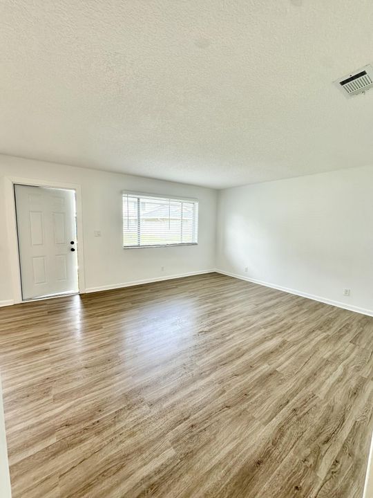 For Rent: $1,850 (2 beds, 0 baths, 800 Square Feet)