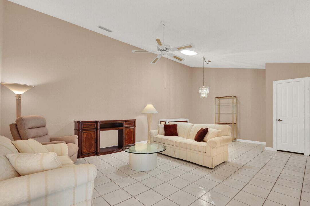 For Sale: $225,000 (2 beds, 2 baths, 1152 Square Feet)