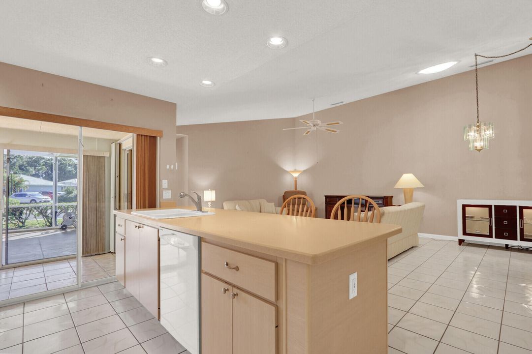 For Sale: $225,000 (2 beds, 2 baths, 1152 Square Feet)