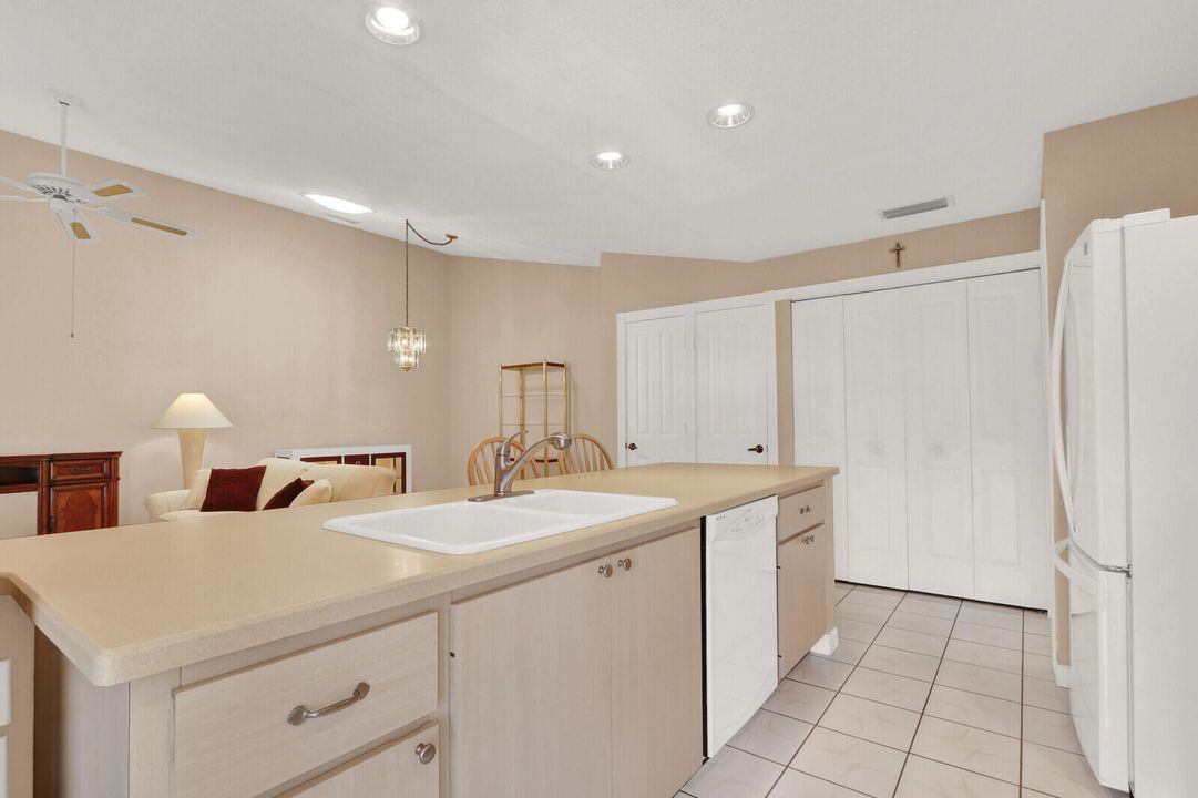 For Sale: $225,000 (2 beds, 2 baths, 1152 Square Feet)