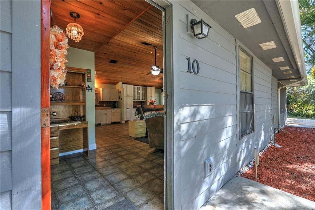 На продажу: $210,000 (2 спален, 1 ванн, 884 Квадратных фут)