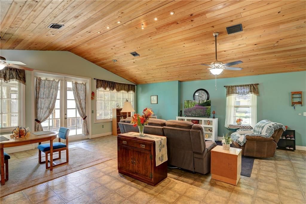 На продажу: $210,000 (2 спален, 1 ванн, 884 Квадратных фут)