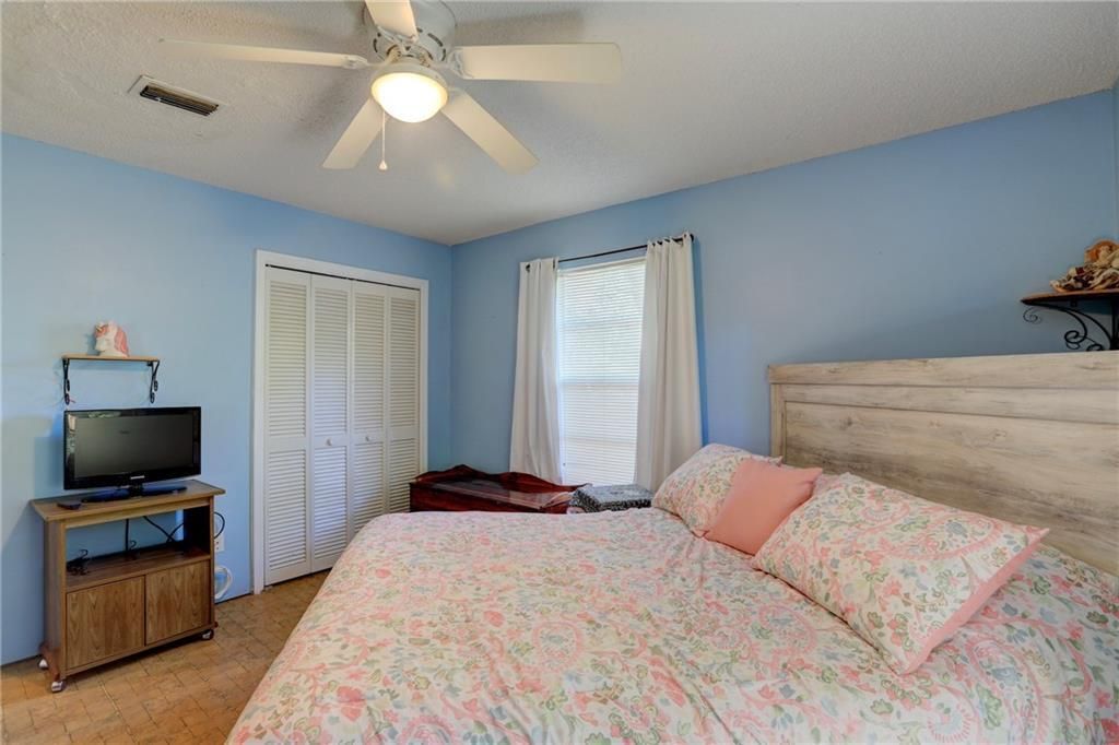 На продажу: $210,000 (2 спален, 1 ванн, 884 Квадратных фут)