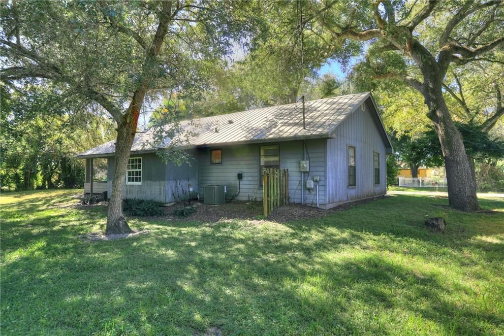 На продажу: $210,000 (2 спален, 1 ванн, 884 Квадратных фут)