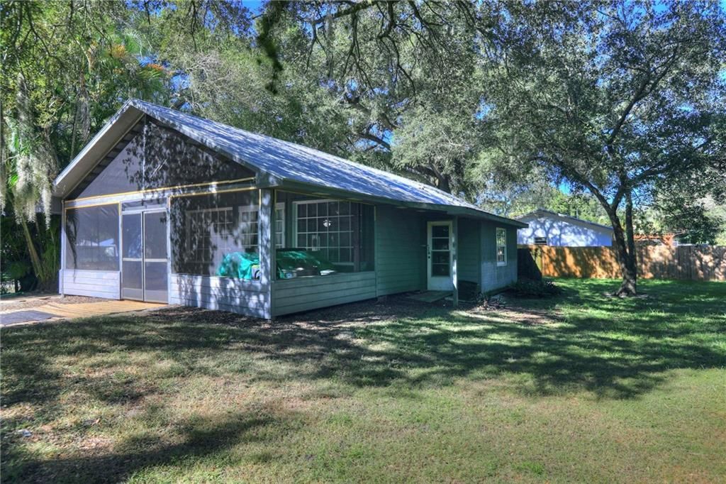 На продажу: $210,000 (2 спален, 1 ванн, 884 Квадратных фут)