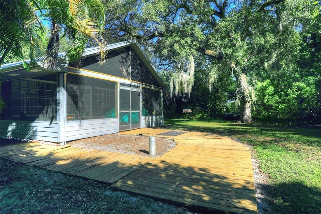 На продажу: $210,000 (2 спален, 1 ванн, 884 Квадратных фут)