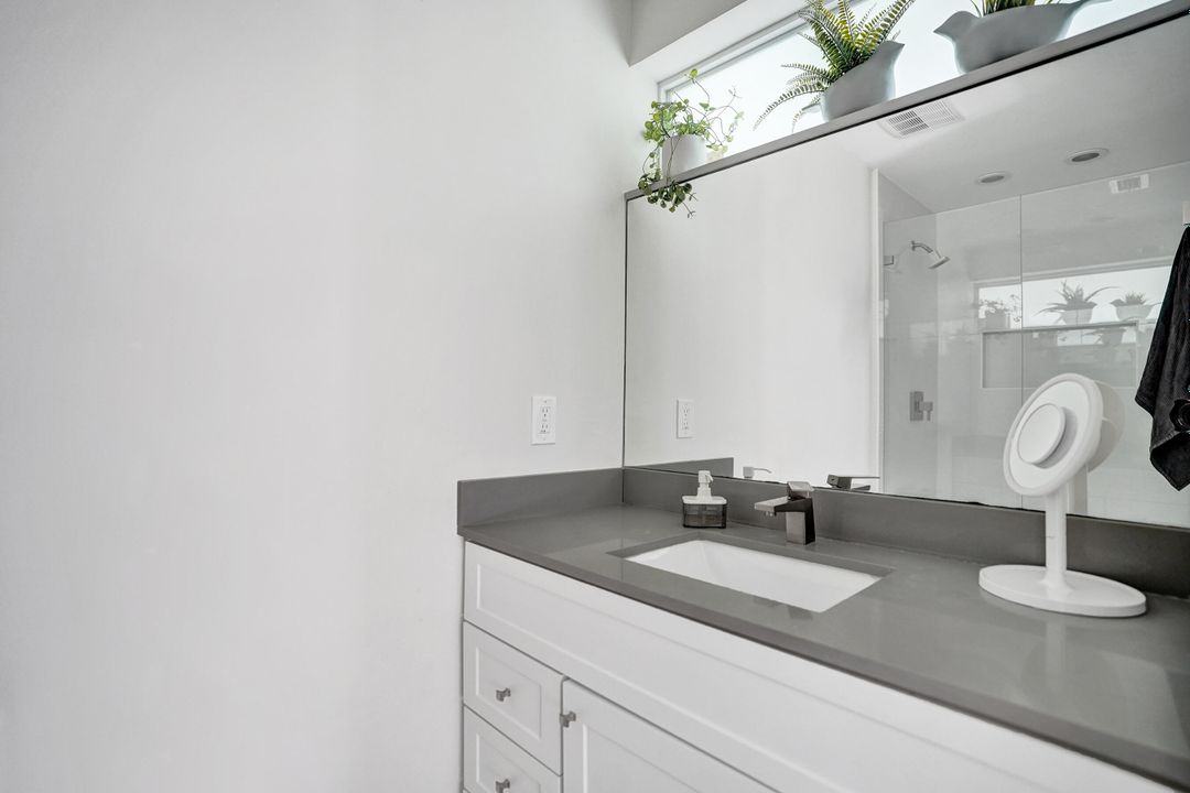 出租: $4,250 (2 贝兹, 2 浴室, 1145 平方英尺)