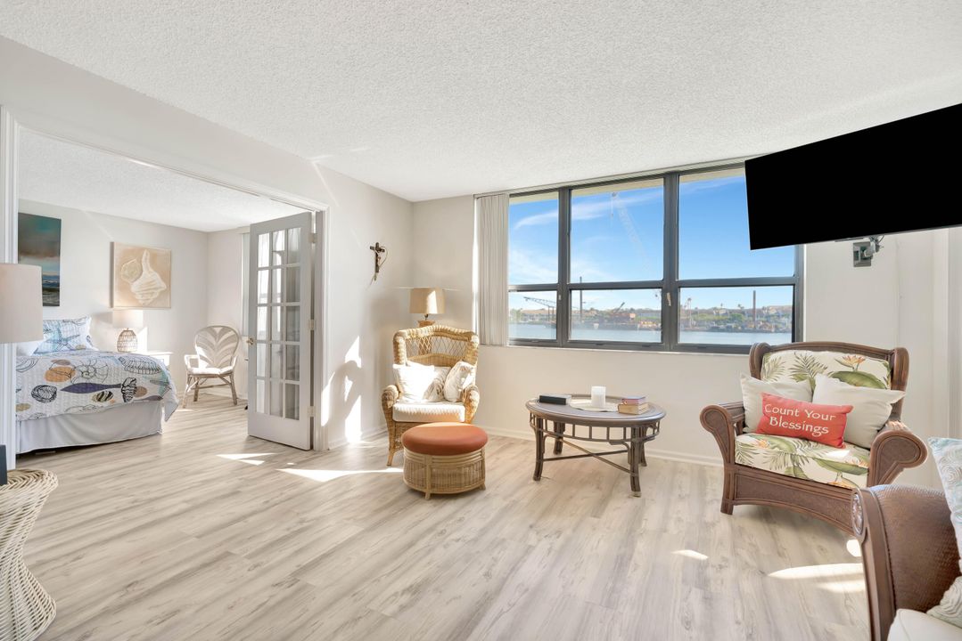 For Sale: $950,000 (2 beds, 2 baths, 1300 Square Feet)