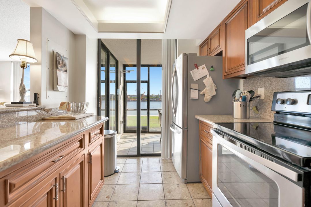 For Sale: $950,000 (2 beds, 2 baths, 1300 Square Feet)