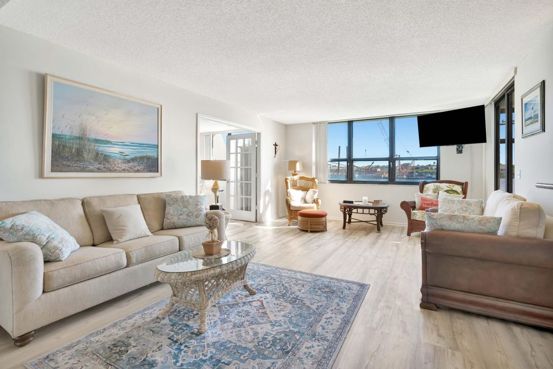 For Sale: $950,000 (2 beds, 2 baths, 1300 Square Feet)