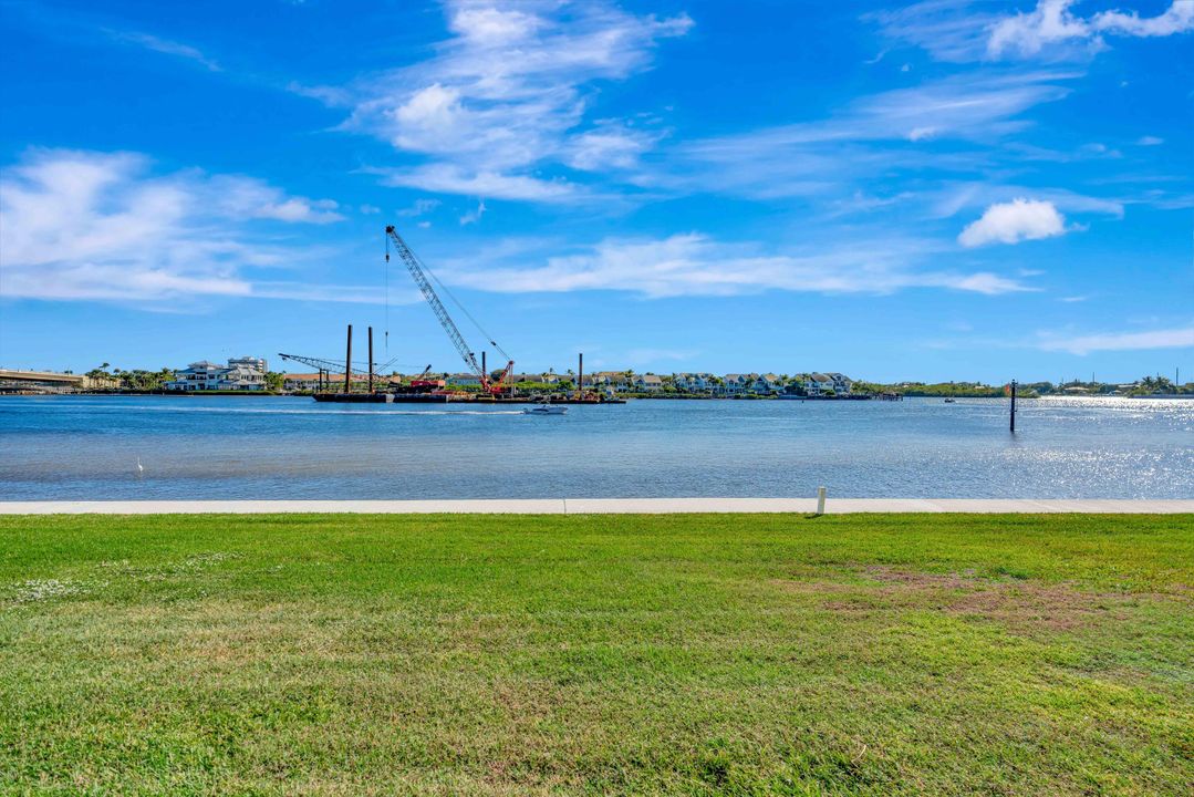 For Sale: $950,000 (2 beds, 2 baths, 1300 Square Feet)