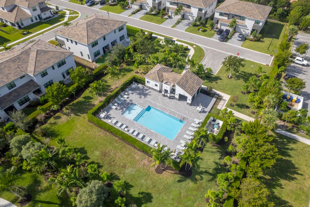 合同活跃: $3,500 (3 贝兹, 2 浴室, 2450 平方英尺)