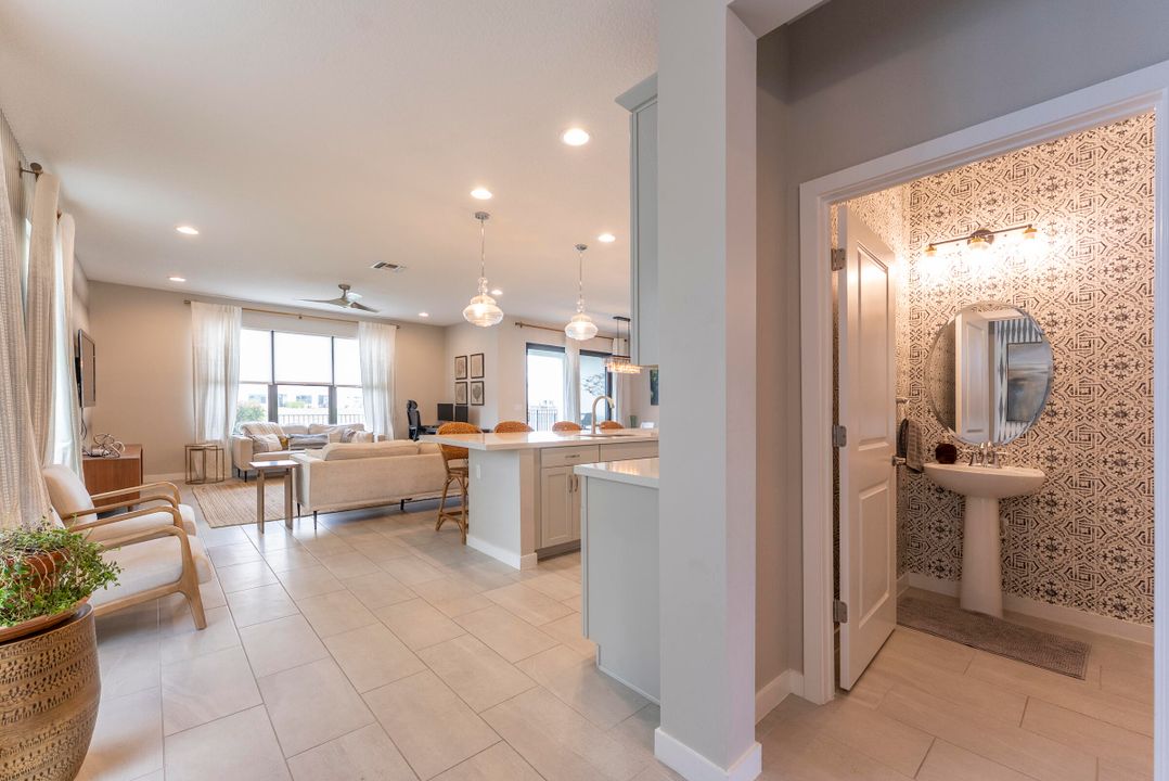 合同活跃: $3,500 (3 贝兹, 2 浴室, 2450 平方英尺)