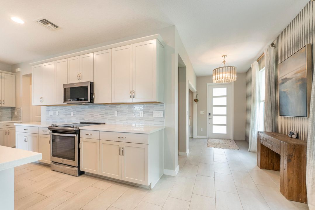 合同活跃: $3,500 (3 贝兹, 2 浴室, 2450 平方英尺)