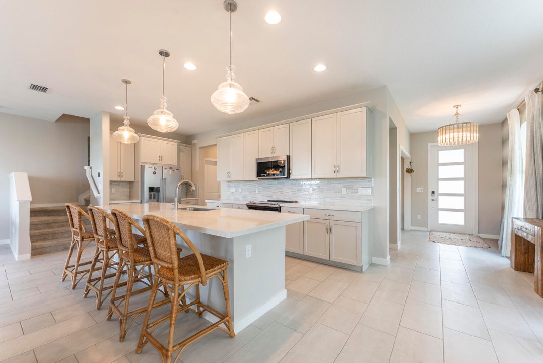 合同活跃: $3,500 (3 贝兹, 2 浴室, 2450 平方英尺)