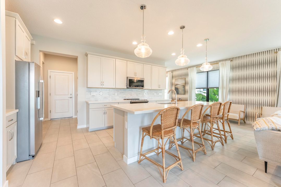 合同活跃: $3,500 (3 贝兹, 2 浴室, 2450 平方英尺)