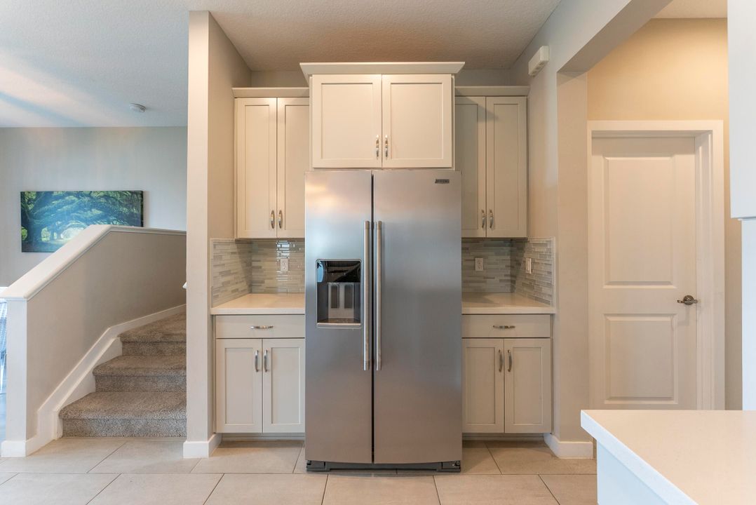 合同活跃: $3,500 (3 贝兹, 2 浴室, 2450 平方英尺)