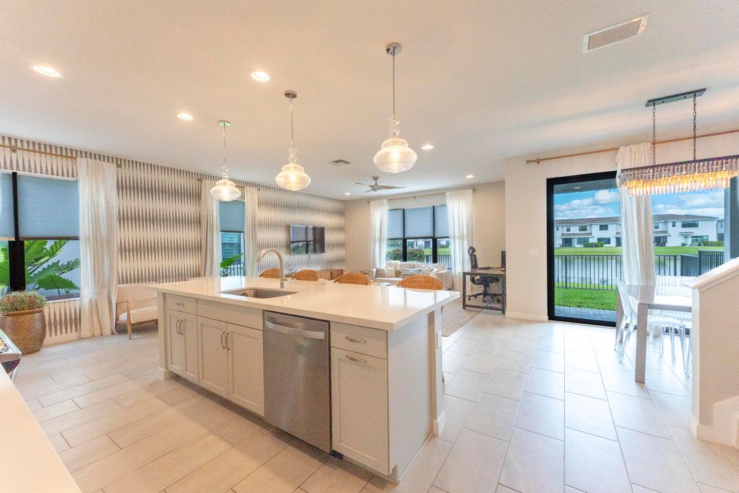 合同活跃: $3,500 (3 贝兹, 2 浴室, 2450 平方英尺)