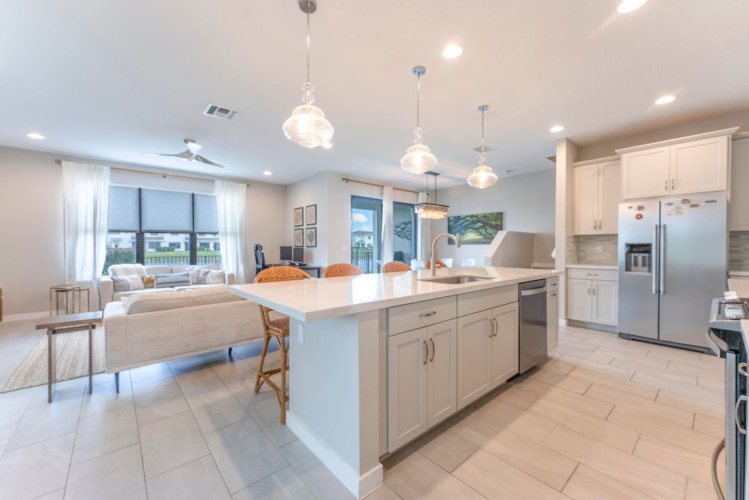 合同活跃: $3,500 (3 贝兹, 2 浴室, 2450 平方英尺)