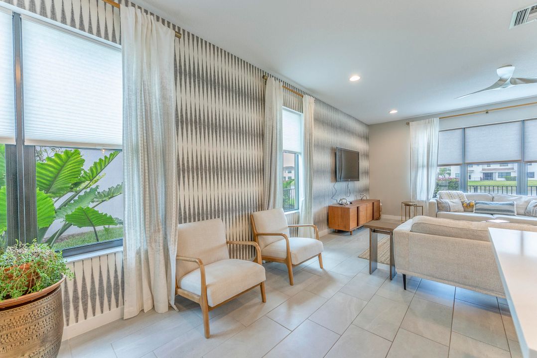 合同活跃: $3,500 (3 贝兹, 2 浴室, 2450 平方英尺)