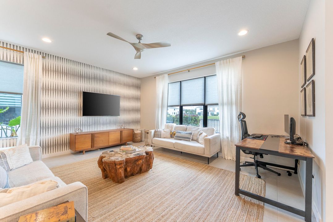 合同活跃: $3,500 (3 贝兹, 2 浴室, 2450 平方英尺)