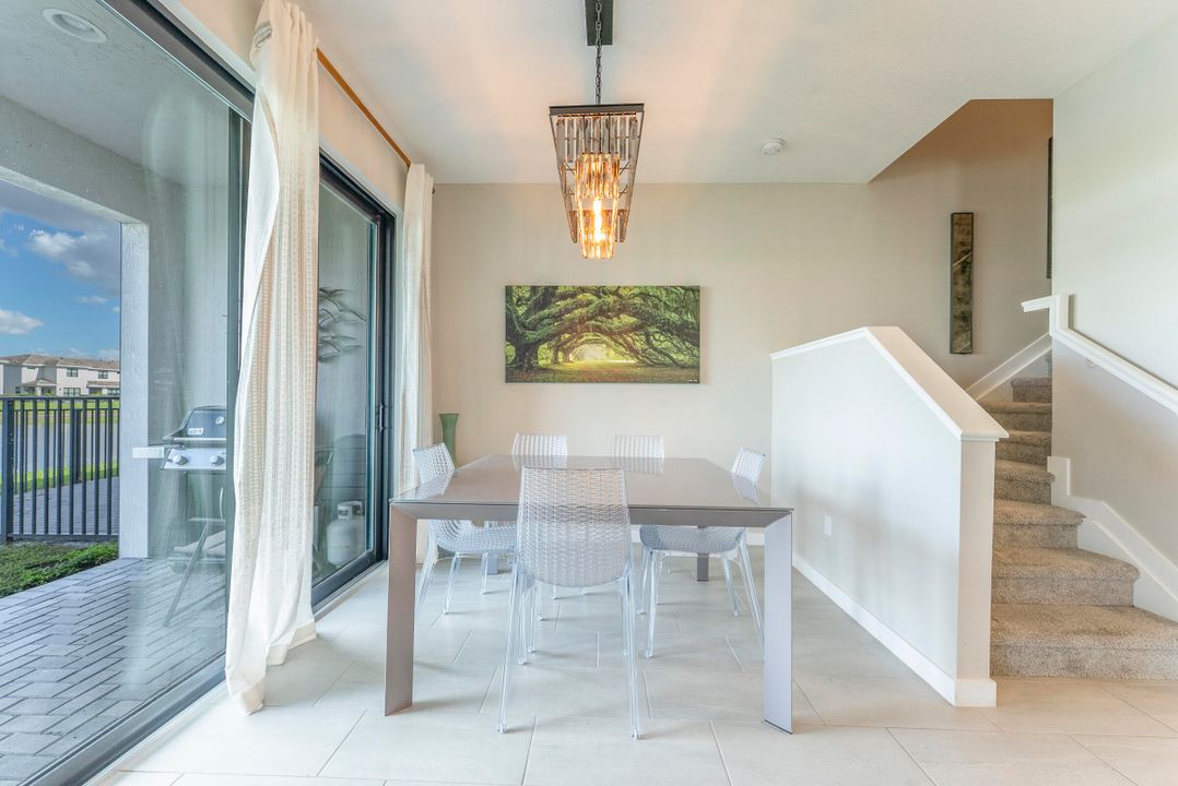 合同活跃: $3,500 (3 贝兹, 2 浴室, 2450 平方英尺)