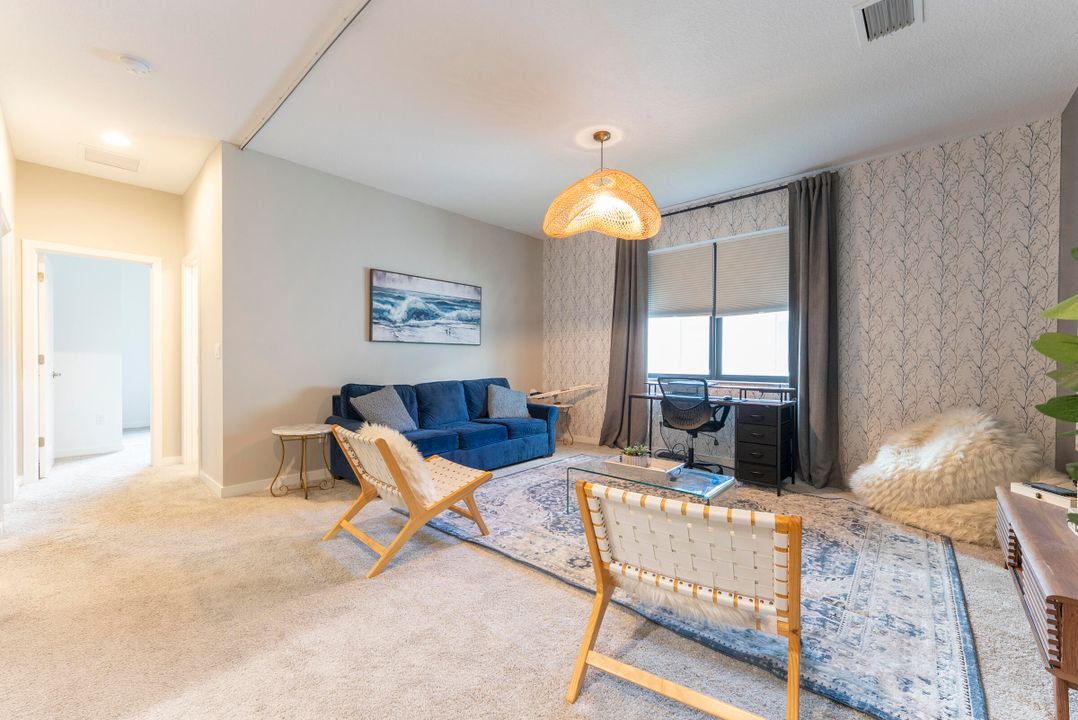 合同活跃: $3,500 (3 贝兹, 2 浴室, 2450 平方英尺)