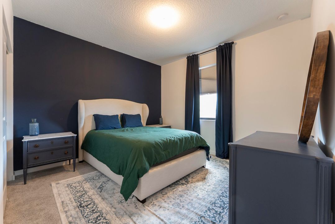 合同活跃: $3,500 (3 贝兹, 2 浴室, 2450 平方英尺)