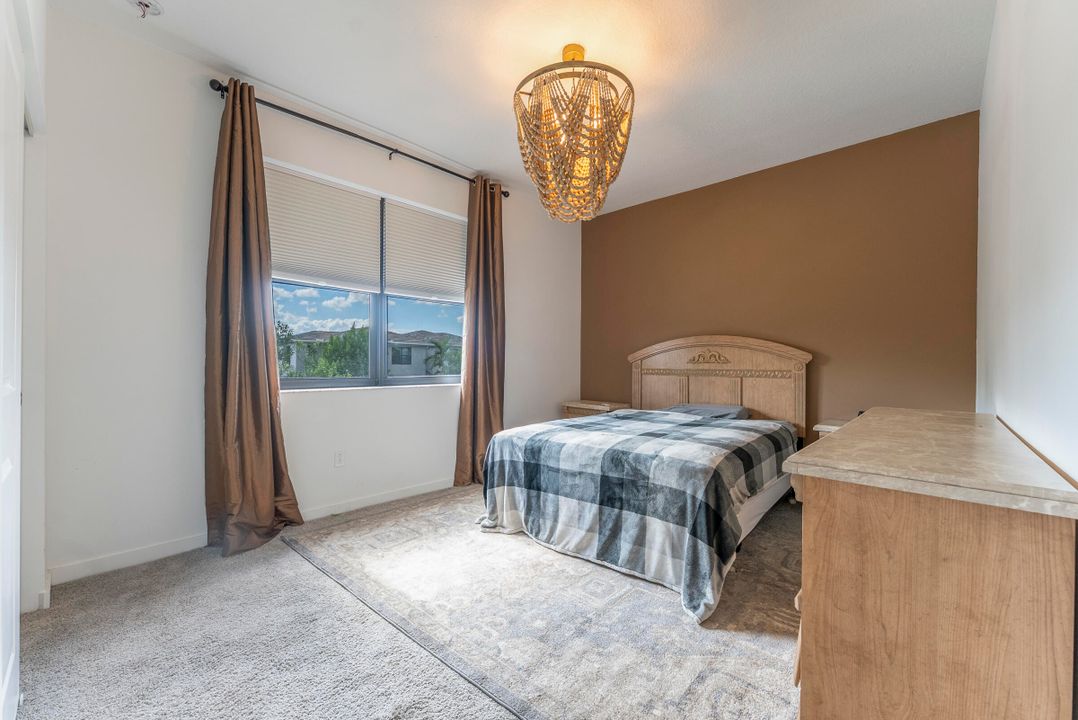 合同活跃: $3,500 (3 贝兹, 2 浴室, 2450 平方英尺)