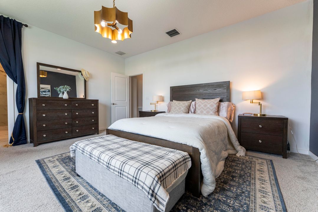 合同活跃: $3,500 (3 贝兹, 2 浴室, 2450 平方英尺)