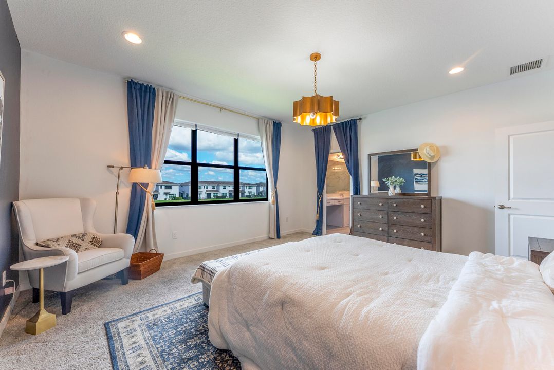 合同活跃: $3,500 (3 贝兹, 2 浴室, 2450 平方英尺)