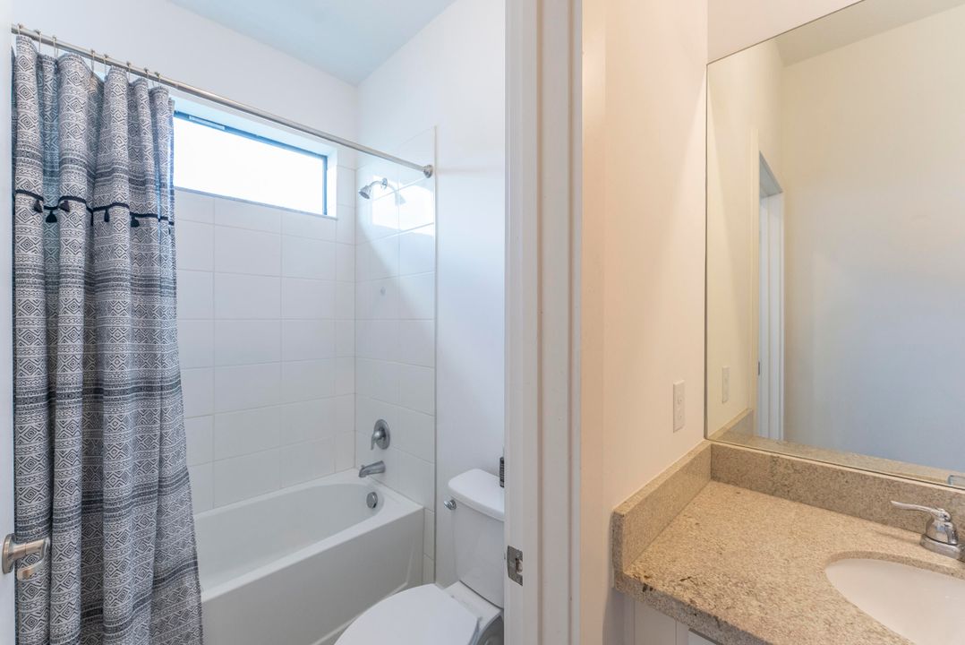 合同活跃: $3,500 (3 贝兹, 2 浴室, 2450 平方英尺)