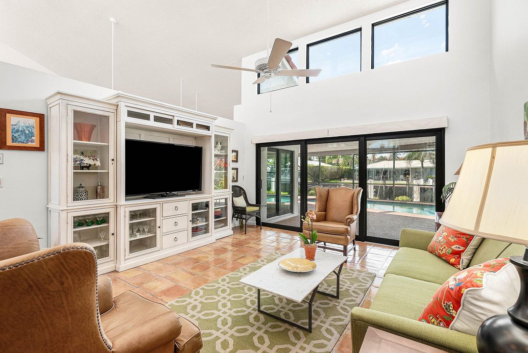 Под контрактом: $2,495,000 (3 спален, 2 ванн, 2310 Квадратных фут)