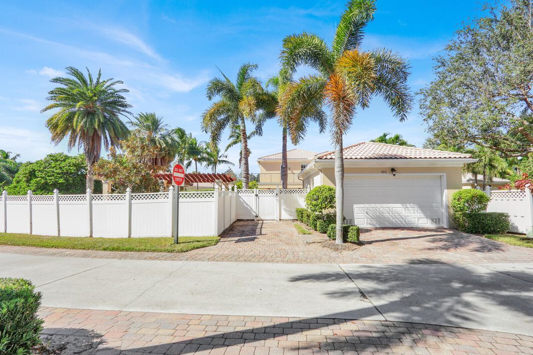 For Sale: $1,399,000 (4 beds, 3 baths, 2686 Square Feet)