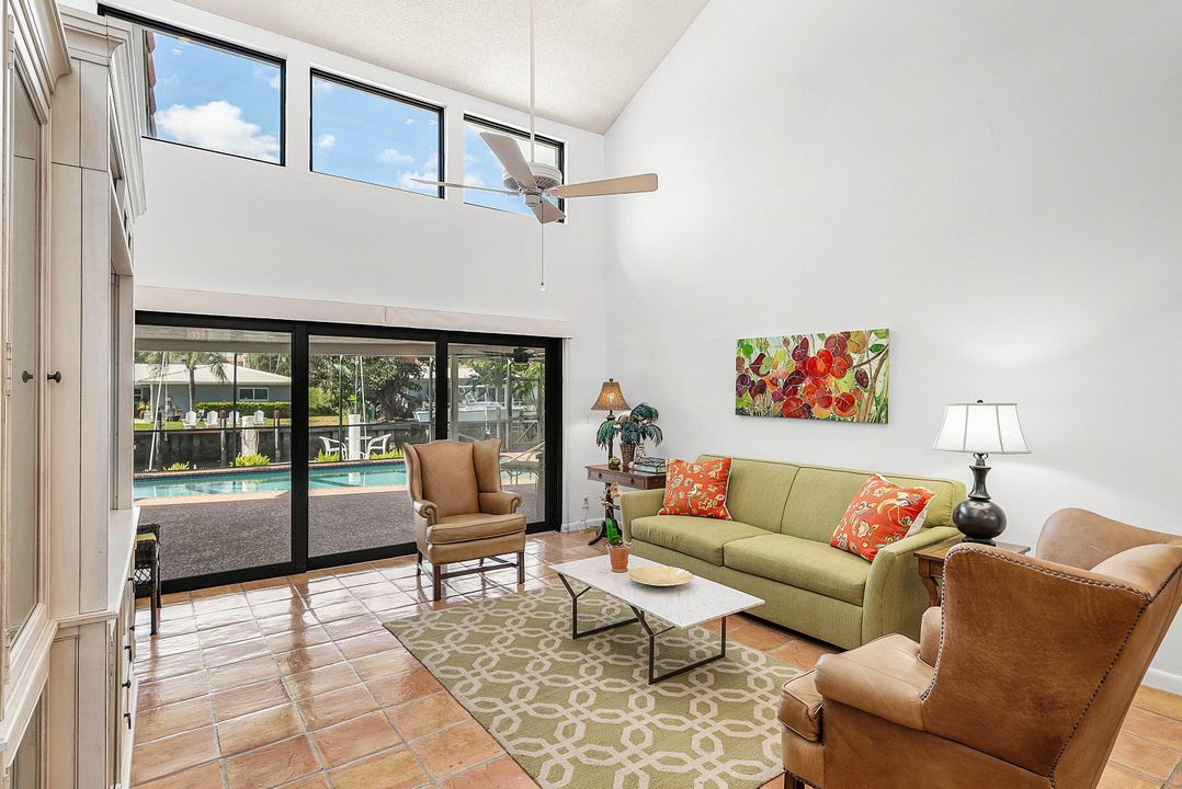 Под контрактом: $2,495,000 (3 спален, 2 ванн, 2310 Квадратных фут)