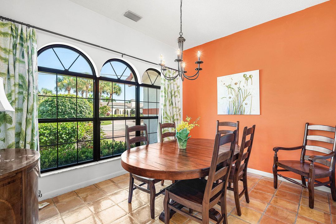 Под контрактом: $2,495,000 (3 спален, 2 ванн, 2310 Квадратных фут)