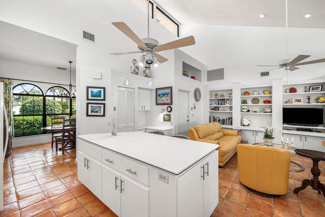 Под контрактом: $2,495,000 (3 спален, 2 ванн, 2310 Квадратных фут)