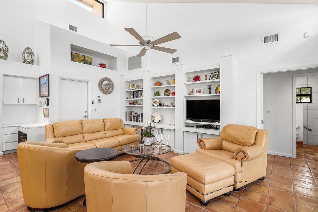 Под контрактом: $2,495,000 (3 спален, 2 ванн, 2310 Квадратных фут)