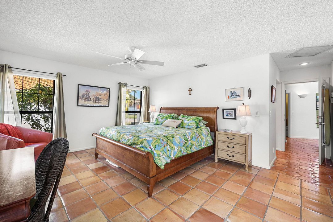 Под контрактом: $2,495,000 (3 спален, 2 ванн, 2310 Квадратных фут)