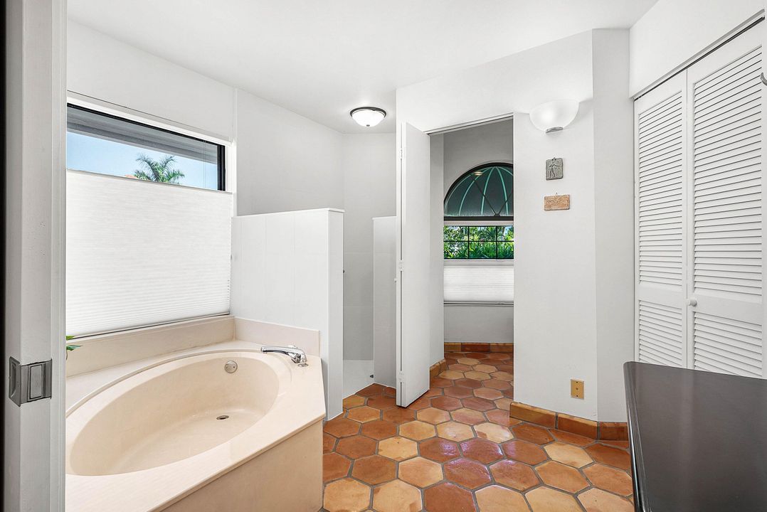 Под контрактом: $2,495,000 (3 спален, 2 ванн, 2310 Квадратных фут)