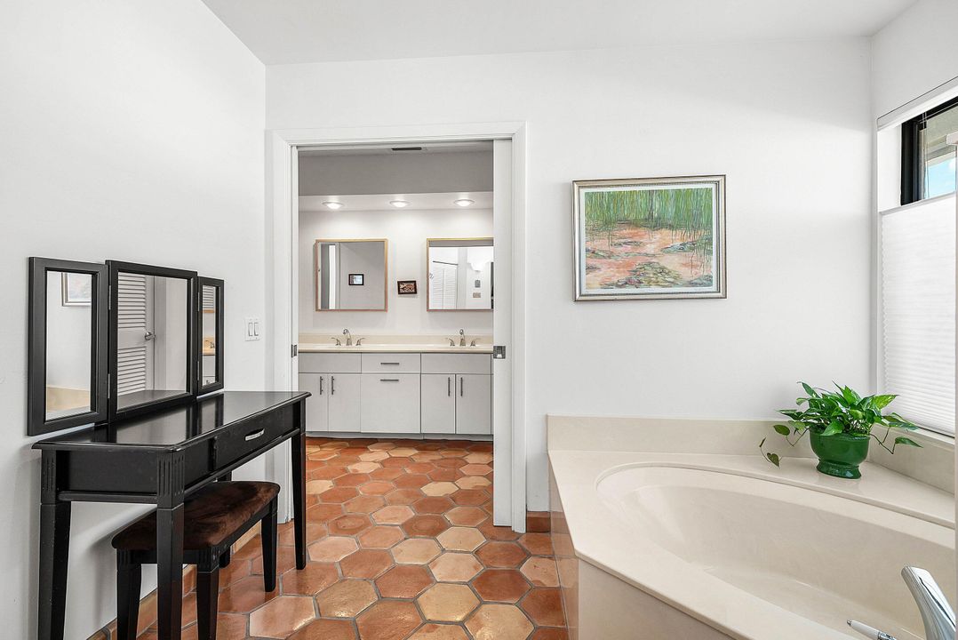 Под контрактом: $2,495,000 (3 спален, 2 ванн, 2310 Квадратных фут)