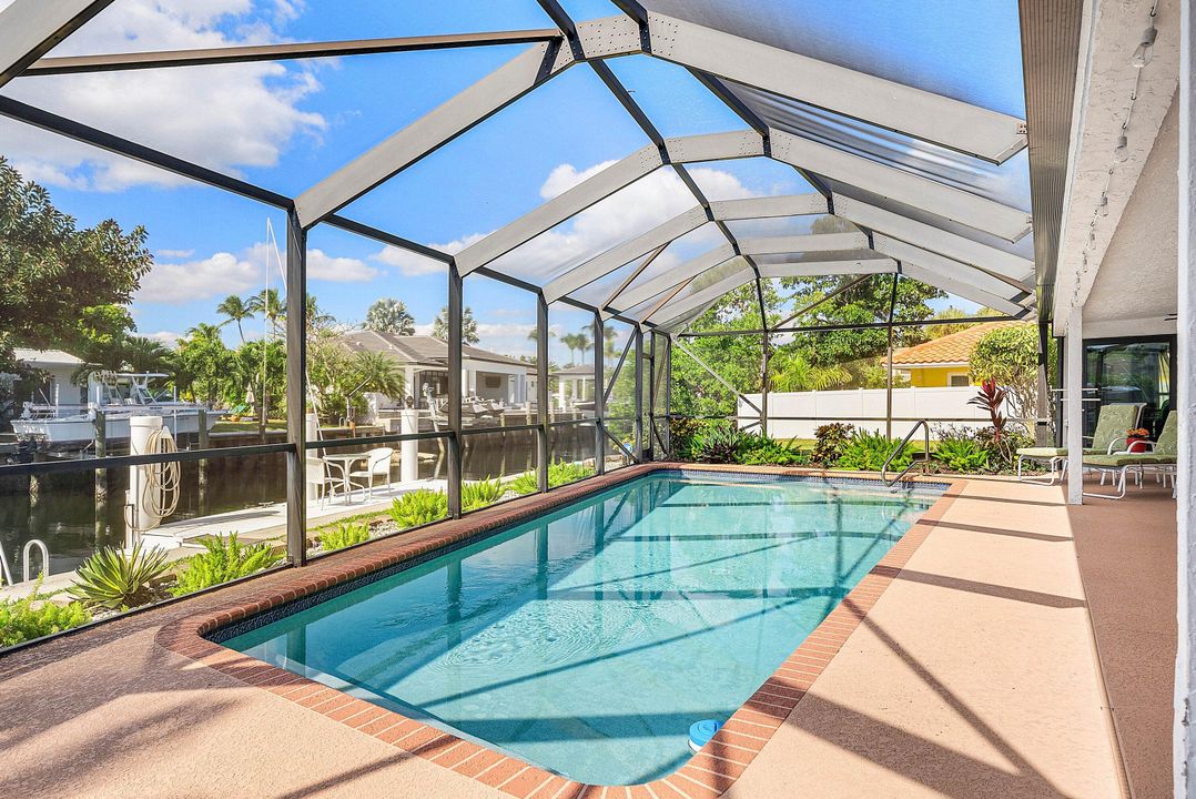 Под контрактом: $2,495,000 (3 спален, 2 ванн, 2310 Квадратных фут)