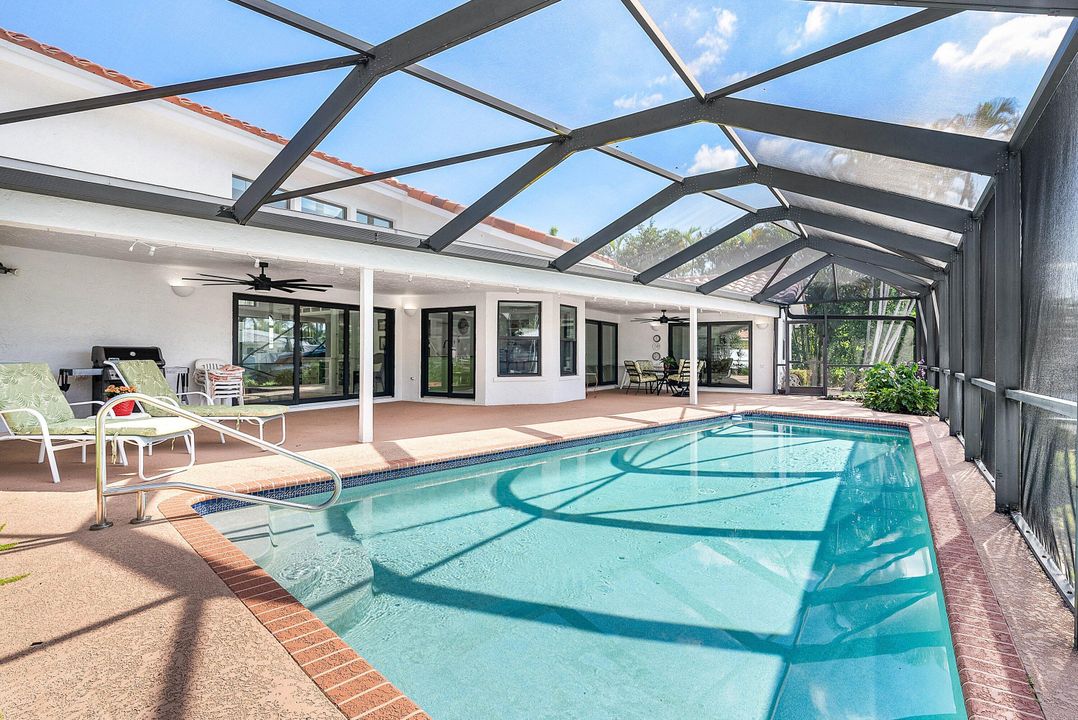 Под контрактом: $2,495,000 (3 спален, 2 ванн, 2310 Квадратных фут)