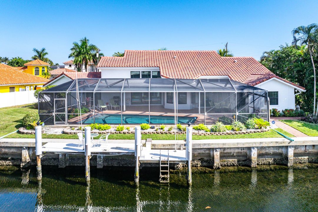 Под контрактом: $2,495,000 (3 спален, 2 ванн, 2310 Квадратных фут)