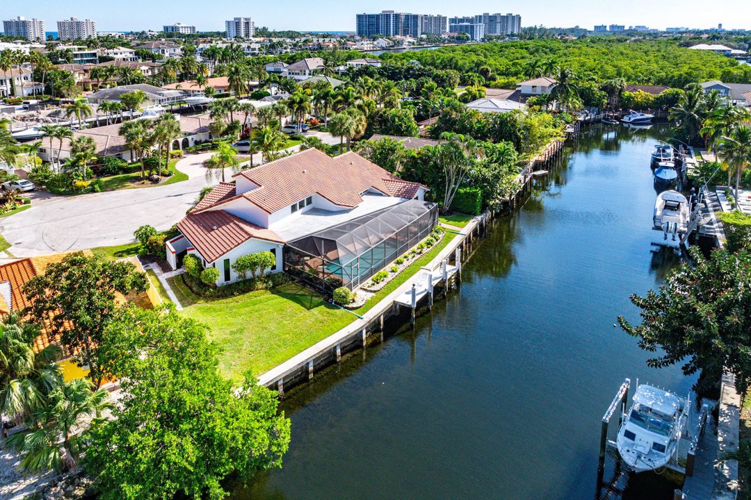 Под контрактом: $2,495,000 (3 спален, 2 ванн, 2310 Квадратных фут)