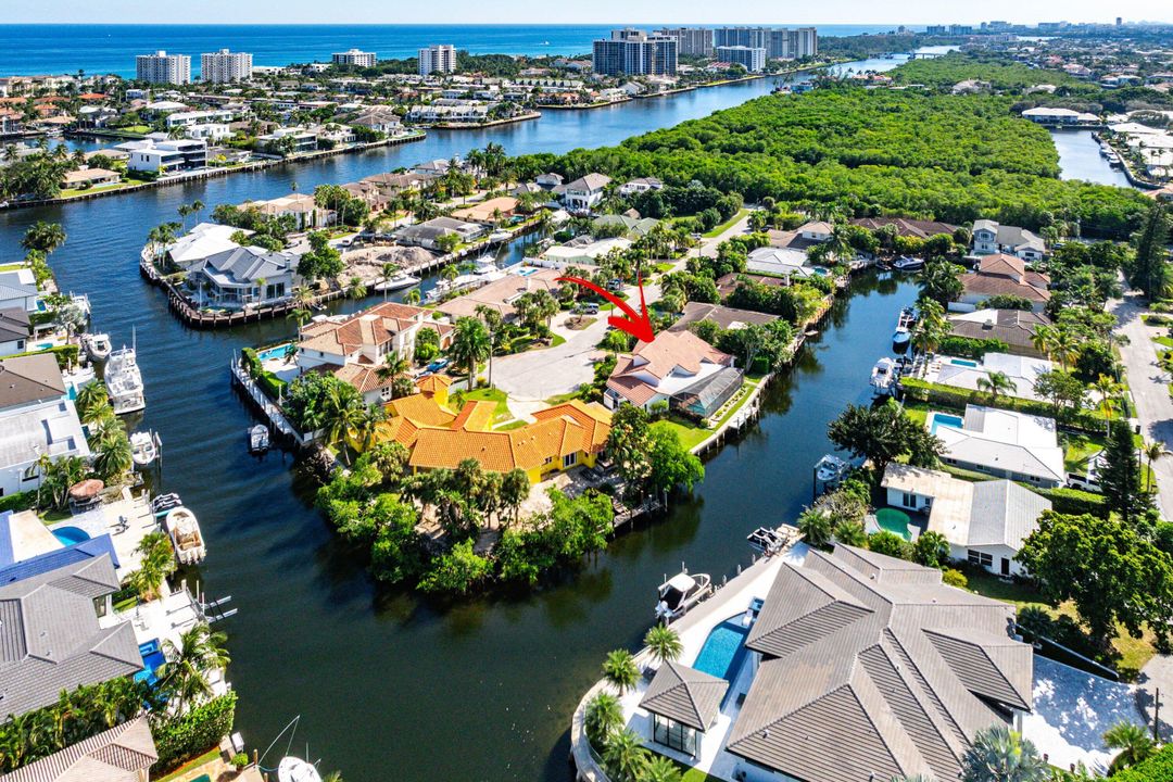 Под контрактом: $2,495,000 (3 спален, 2 ванн, 2310 Квадратных фут)