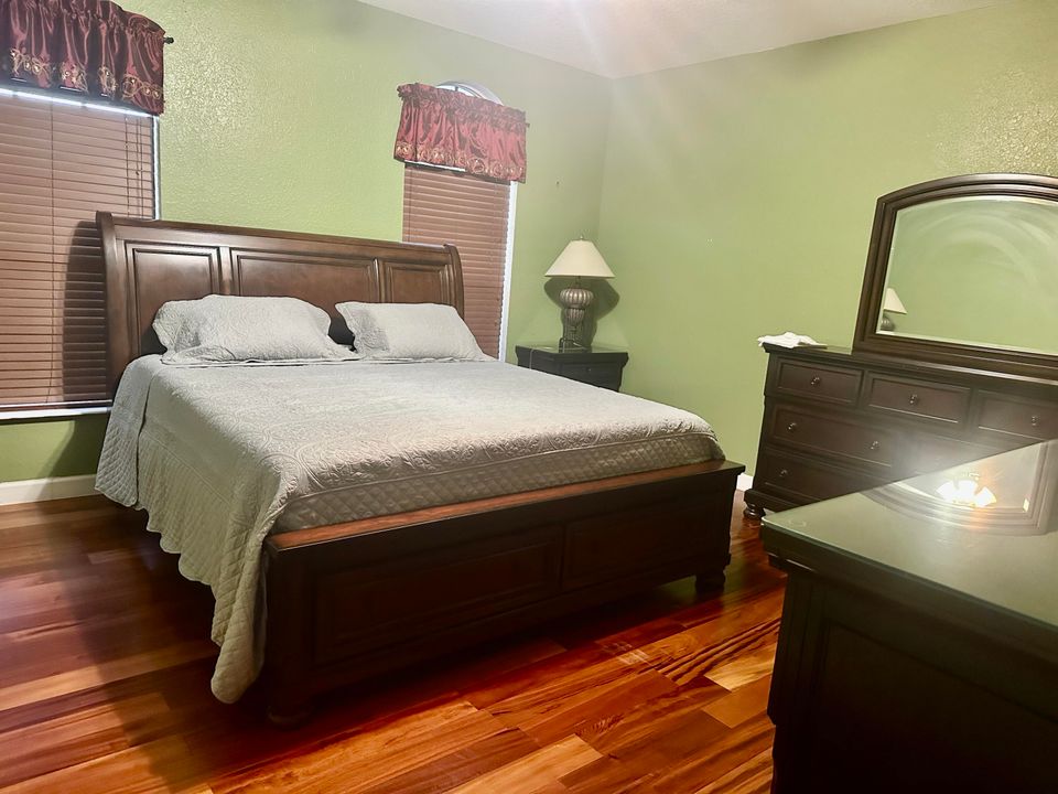 出租: $5,500 (5 贝兹, 3 浴室, 2644 平方英尺)